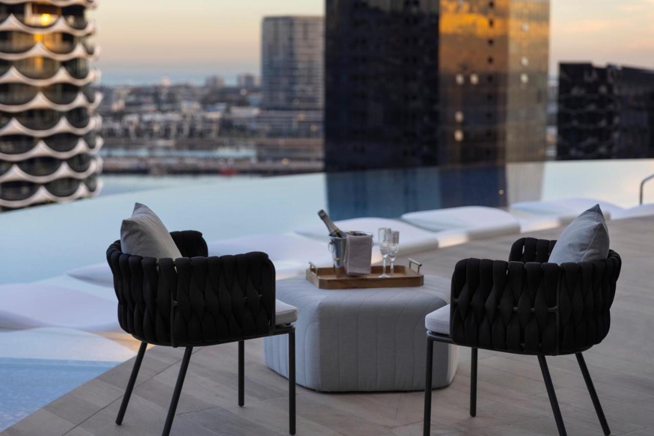 Melbourne Marriott Hotel Docklands Εξωτερικό φωτογραφία The rooftop bar at the Ritz-Carlton, Melbourne