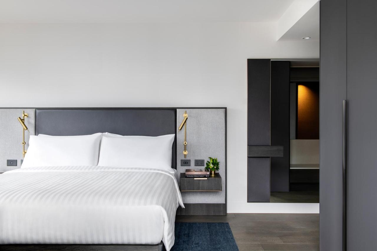 Melbourne Marriott Hotel Docklands Εξωτερικό φωτογραφία A bedroom at the hotel