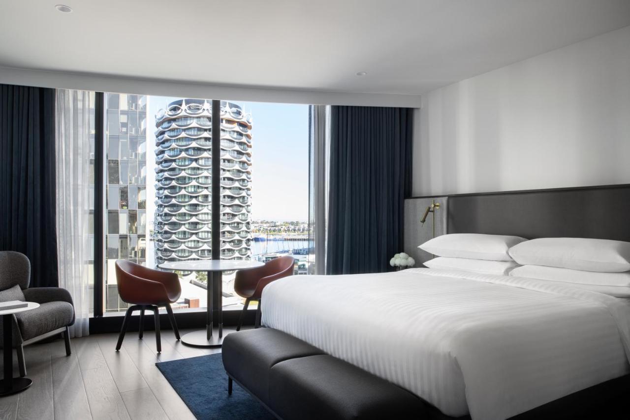 Melbourne Marriott Hotel Docklands Εξωτερικό φωτογραφία A guest room at the hotel