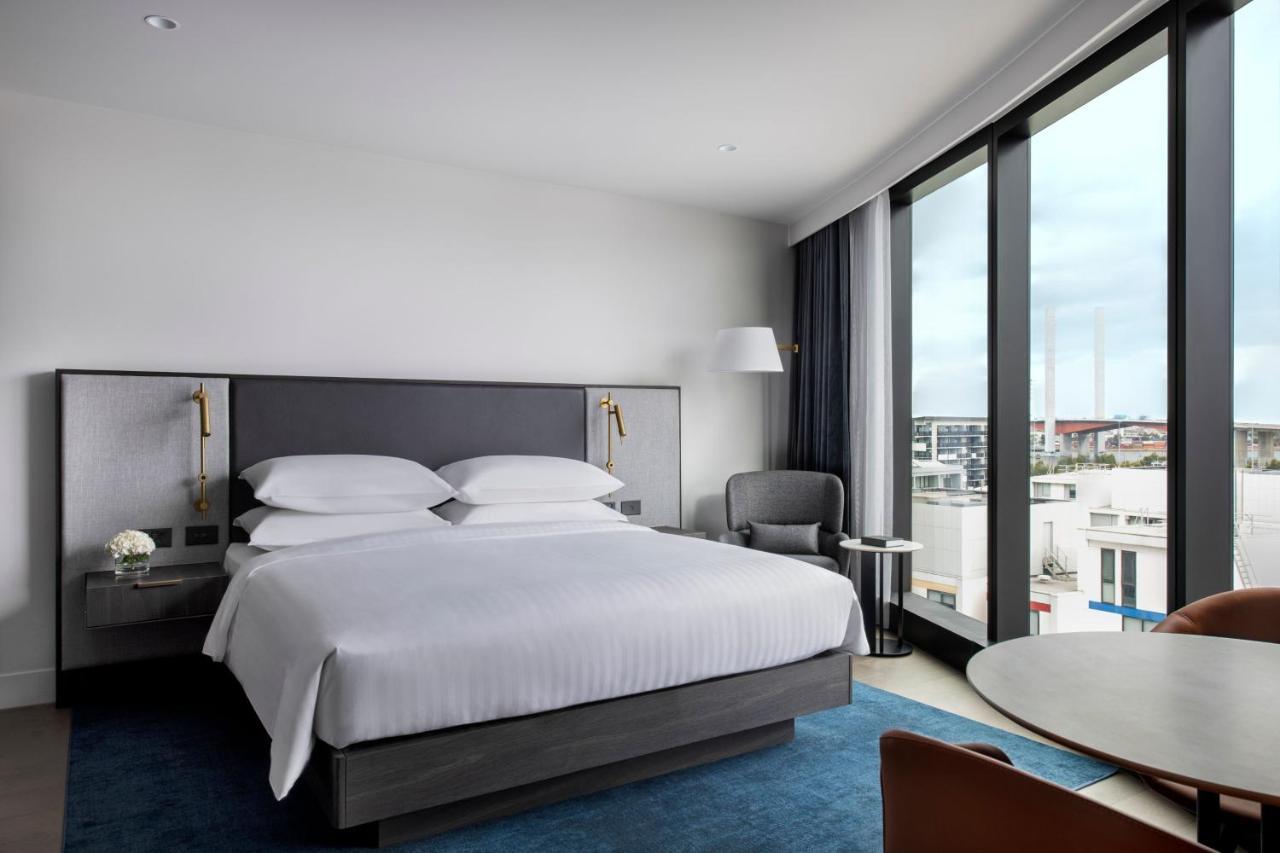 Melbourne Marriott Hotel Docklands Εξωτερικό φωτογραφία A guest room at the hotel