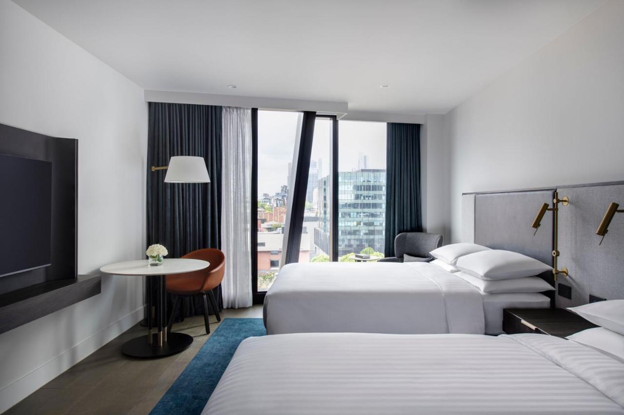 Melbourne Marriott Hotel Docklands Εξωτερικό φωτογραφία A guest room at the hotel