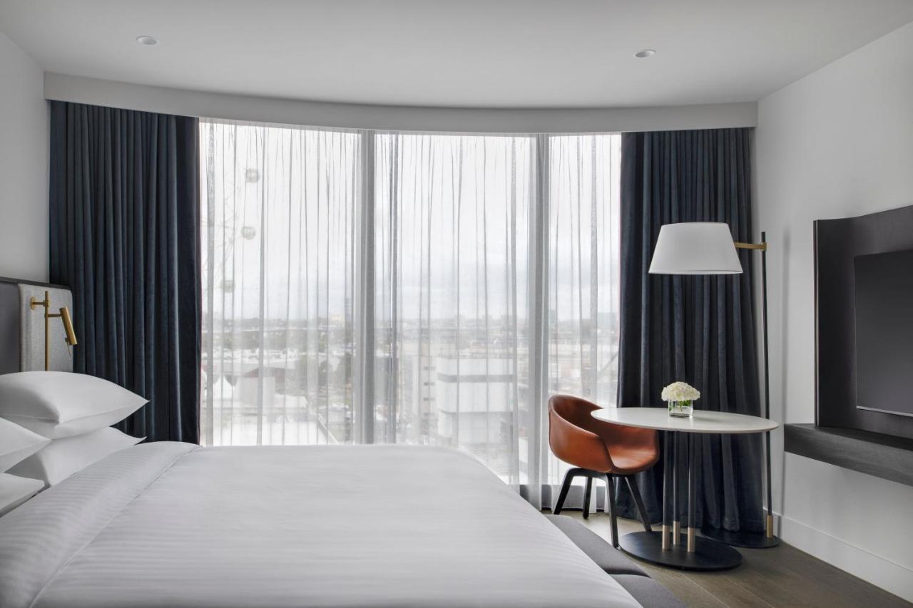 Melbourne Marriott Hotel Docklands Εξωτερικό φωτογραφία A guest room at the hotel