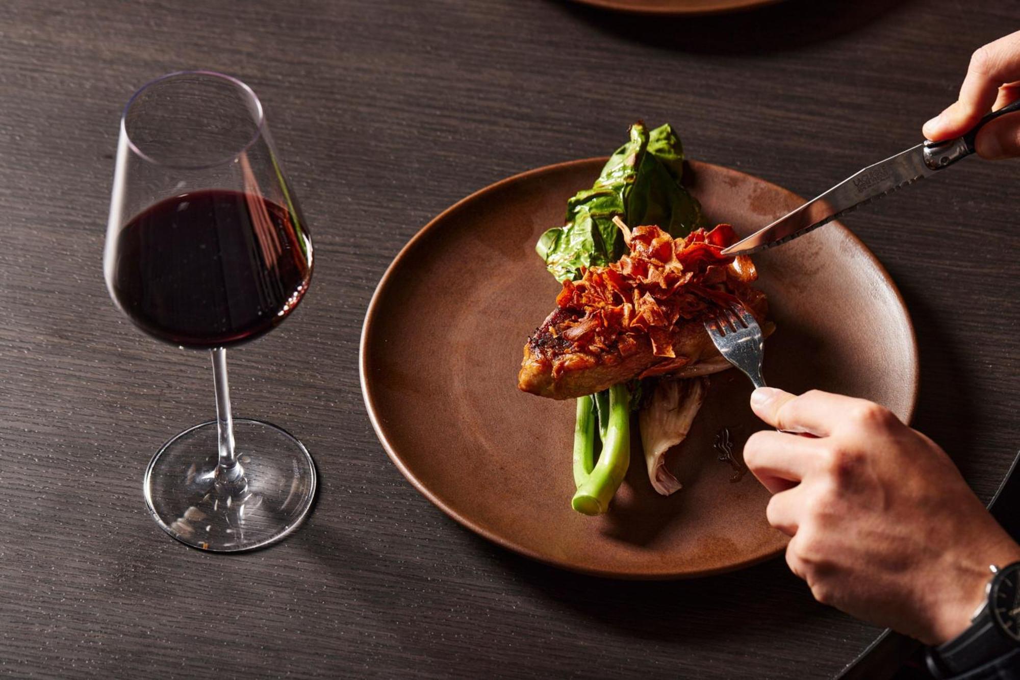 Melbourne Marriott Hotel Docklands Εξωτερικό φωτογραφία A wine glass