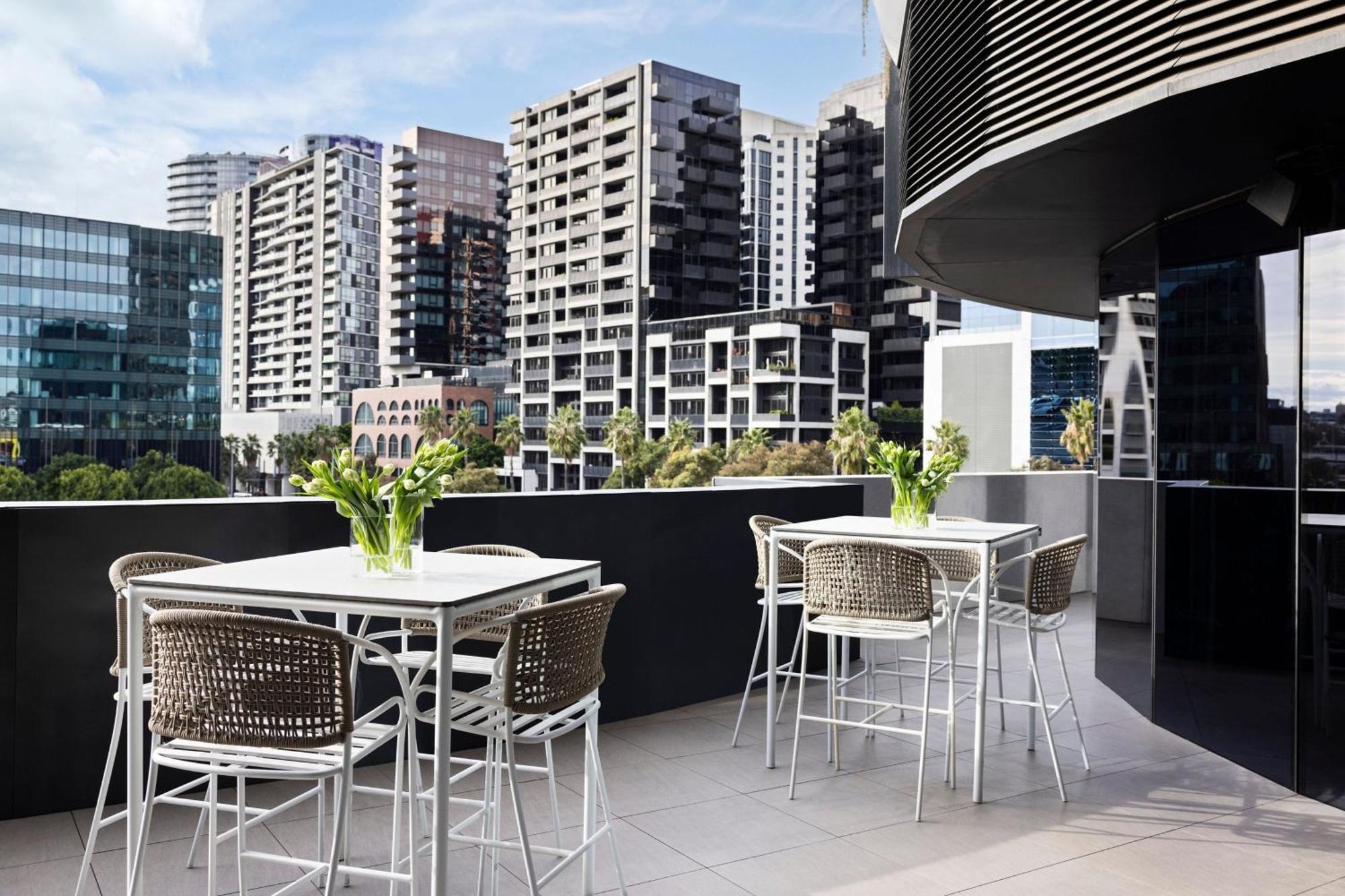 Melbourne Marriott Hotel Docklands Εξωτερικό φωτογραφία The rooftop bar at the Hotel