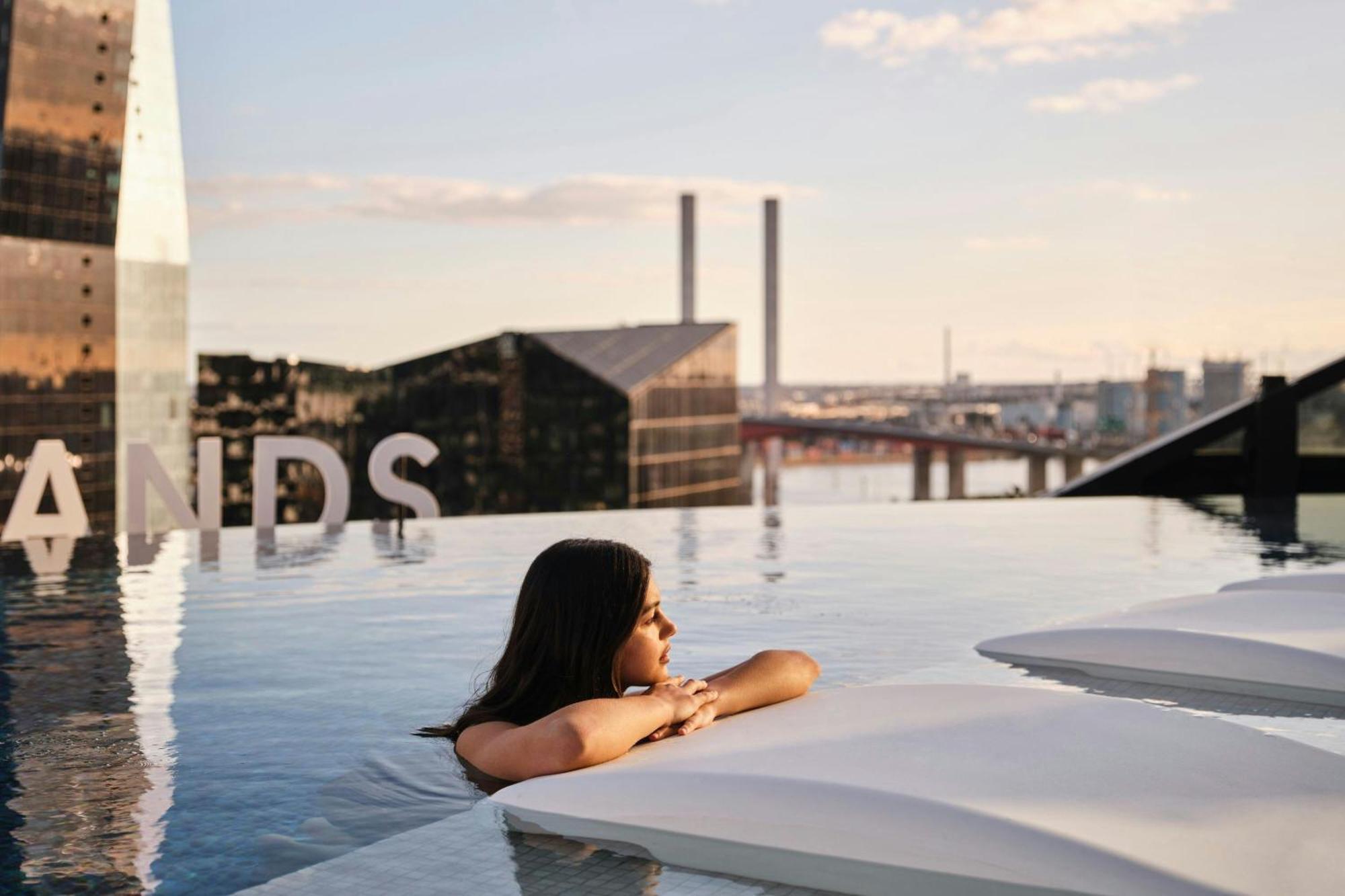 Melbourne Marriott Hotel Docklands Εξωτερικό φωτογραφία Skyline pool