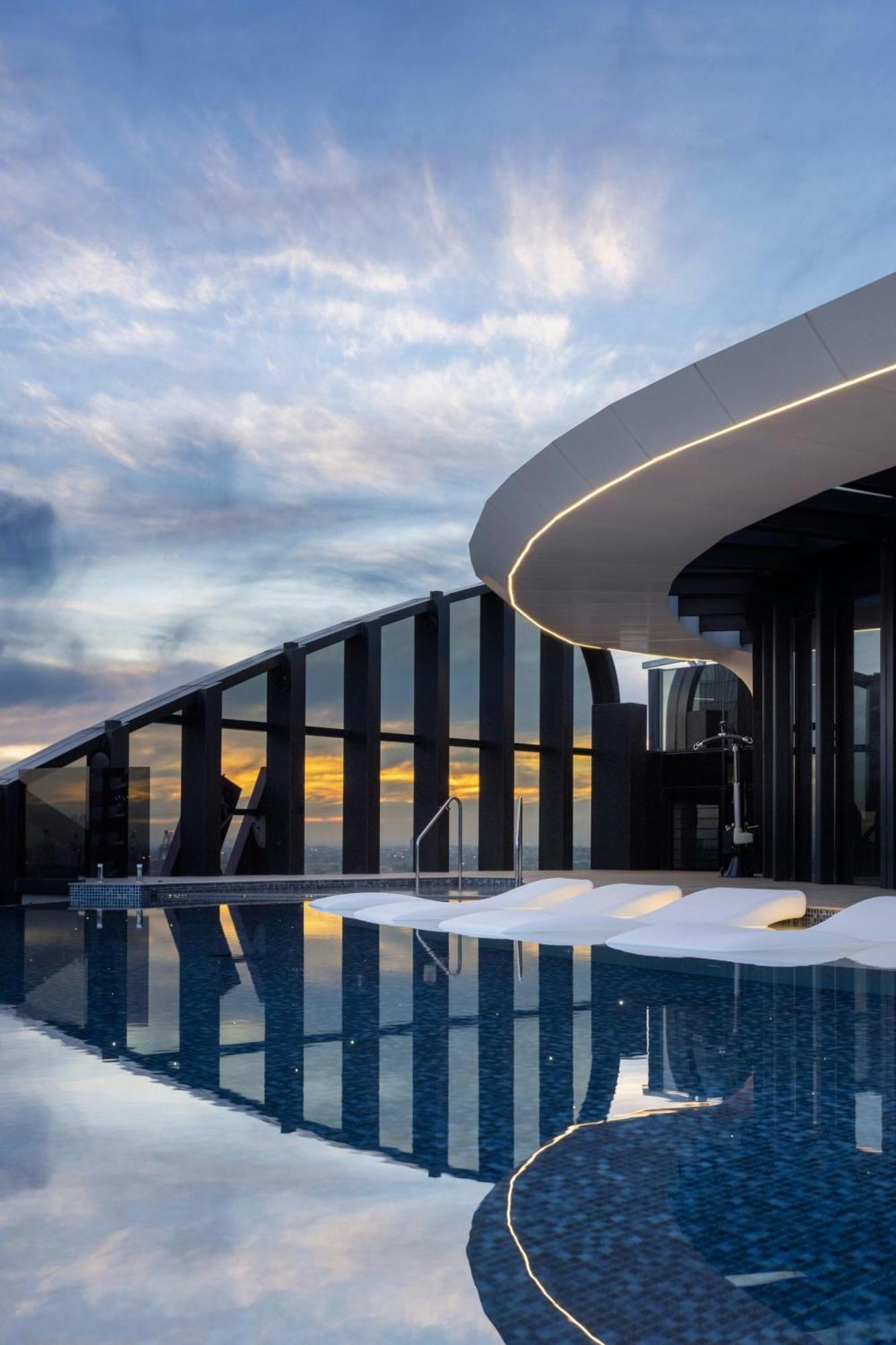 Melbourne Marriott Hotel Docklands Εξωτερικό φωτογραφία The rooftop pool at the Ritz-Carlton, Perth